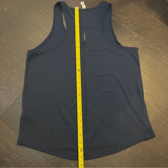 Under Armour Women's The Rock Whisperlight Tie Back Tank Tank size large - Picture 5 of 6